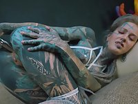 Anuskatzz shoves a stainless steel dildo up her ass